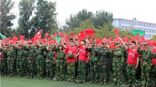 人气真的高!晚宴结束,C罗在护送下离开宴会厅