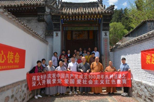 请问这道题怎么化成完全平方的？我怎么看不懂？求解答过程，要非常详细的过程，谢谢。游戏画面